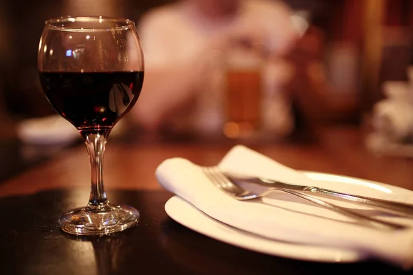 Bebida em vidro na mesa — Fotografia de Stock