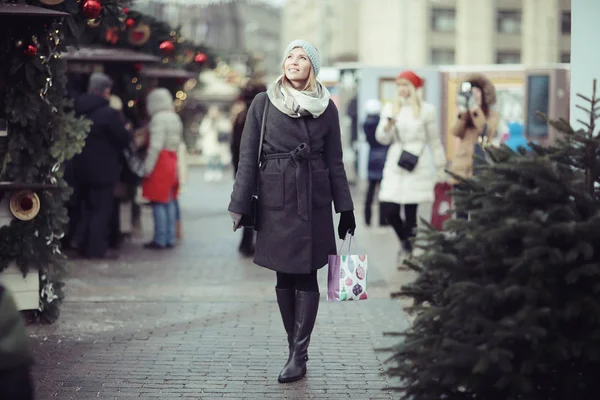 Söt blond kvinna på julafton — Stockfoto