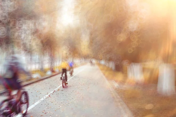 Verschwommener Hintergrundweg im Herbstpark — Stockfoto