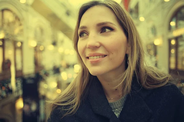 Mujer soñadora en la ciudad de invierno —  Fotos de Stock