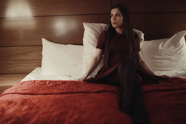 Γυναίκα σε ένα κρεβάτι στο ξενοδοχείο — Φωτογραφία Αρχείου