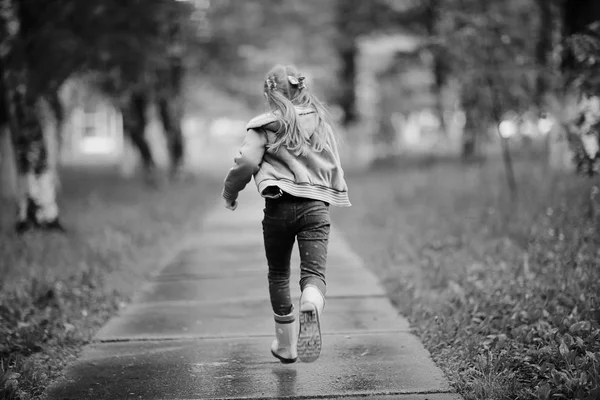 Menina ao ar livre na hora de outono — Fotografia de Stock