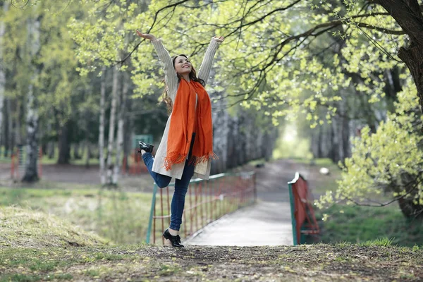 Jeune fille dans la forêt de printemps — Photo