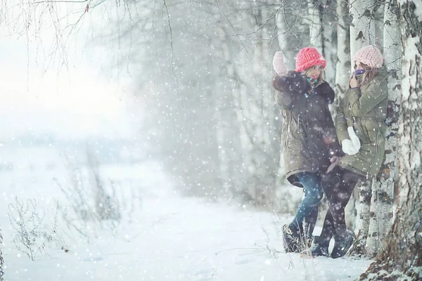 Vrouwen die met plezier in de winter — Stockfoto