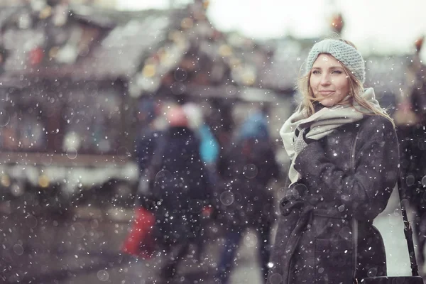 Ładna dziewczyna, chodzenie w zimie miasto — Zdjęcie stockowe