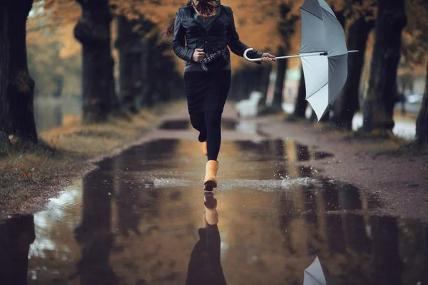 Femme avec parapluie marchant après la pluie — Photo