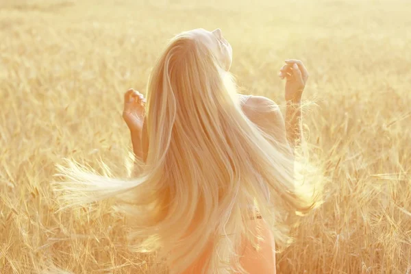 Loira com cabelos longos no campo — Fotografia de Stock