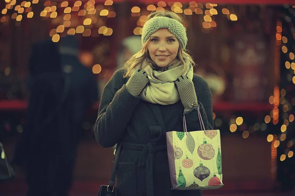 Šťastná žena, nákup dárků — Stock fotografie