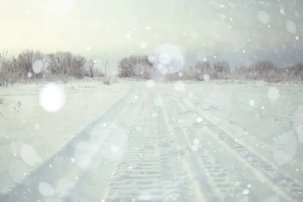 Utwory na drodze snowy zimowych — Zdjęcie stockowe