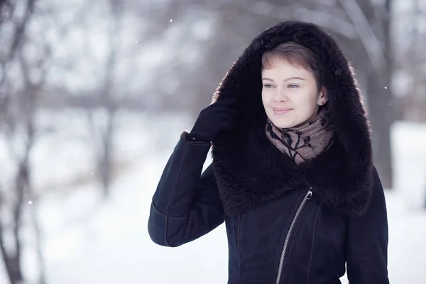 Femme portant un manteau de fourrure dans le parc — Photo