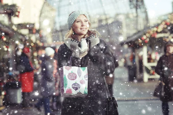 Sarışın kadın Noel hediyeleri satın alma — Stok fotoğraf