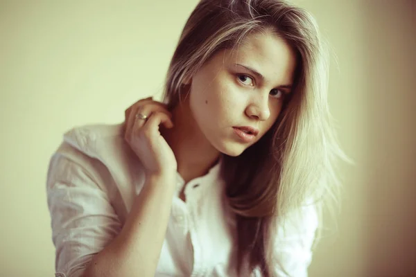 Portré fiatal szőke lány — Stock Fotó