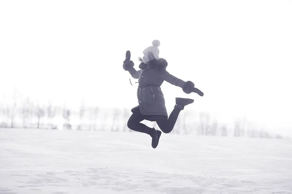 Mujer joven en invierno —  Fotos de Stock