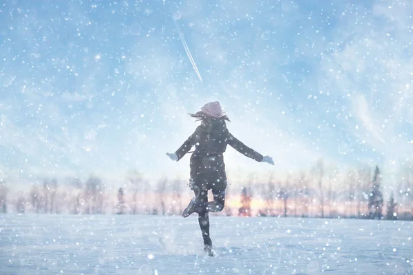 Chica feliz en el campo nevado de invierno —  Fotos de Stock