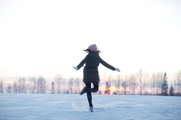 Kışın genç kadın — Stok fotoğraf