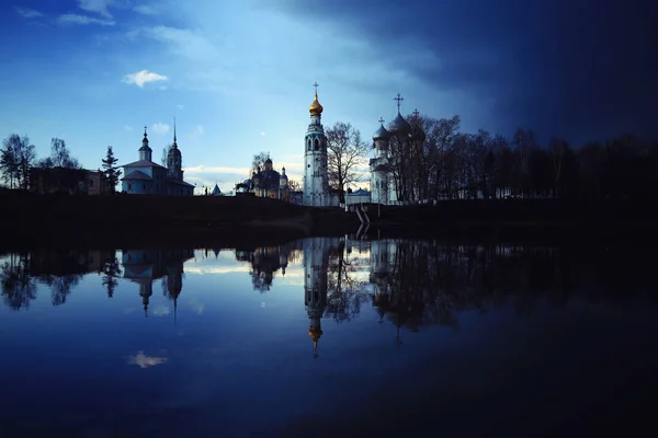 Kostel na břehu řeky na podzim — Stock fotografie