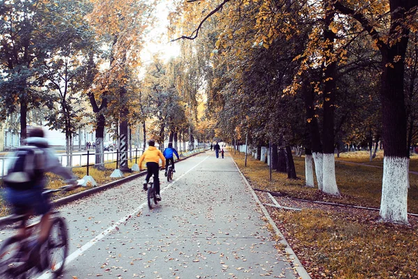 Sentier de fond flou dans le parc d'automne — Photo