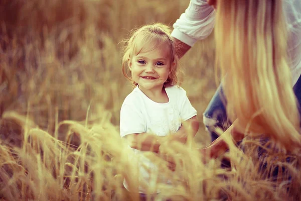 Liten flicka i fält — Stockfoto