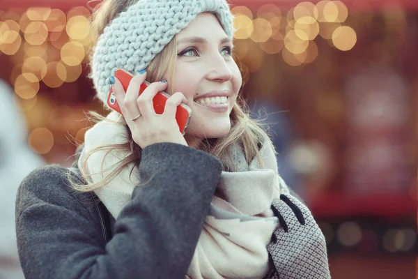 Veselá žena mluví po telefonu — Stock fotografie