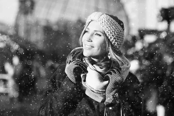 上一个冬天的女孩走在城市中 — 图库照片