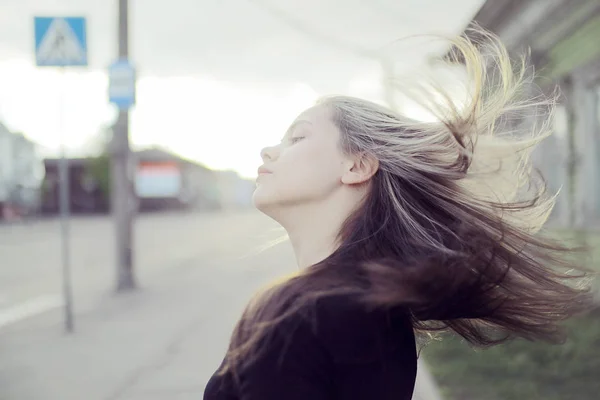 Blonde aux cheveux longs à l'extérieur — Photo