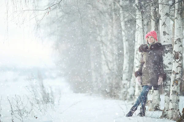 冬の寒い日に若い女性 — ストック写真