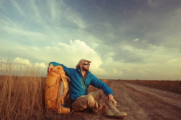 Erkek seyahat etmek sırt çantası ile hiking — Stok fotoğraf