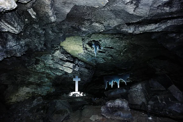 Naturalnej jaskini w górach — Zdjęcie stockowe