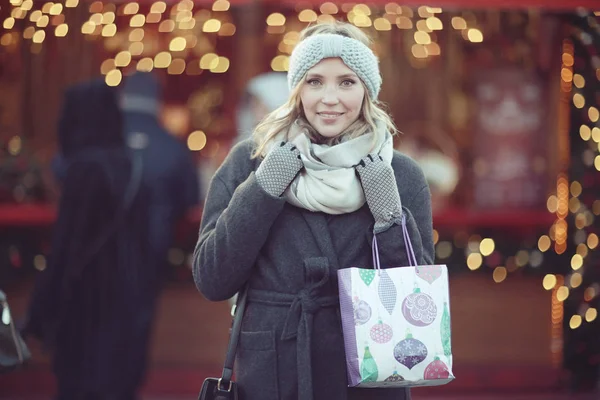 Šťastná žena, nákup dárků — Stock fotografie