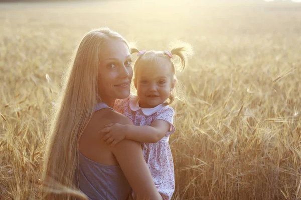 Мати і дочка в полі — стокове фото