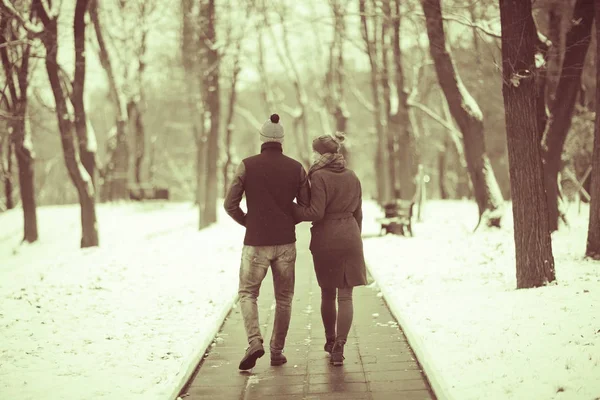 Amoureux marchant dans les rues de la ville — Photo