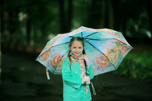 Söt flicka under våren regn — Stockfoto