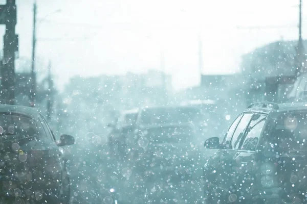 Carro na estrada da cidade no inverno — Fotografia de Stock