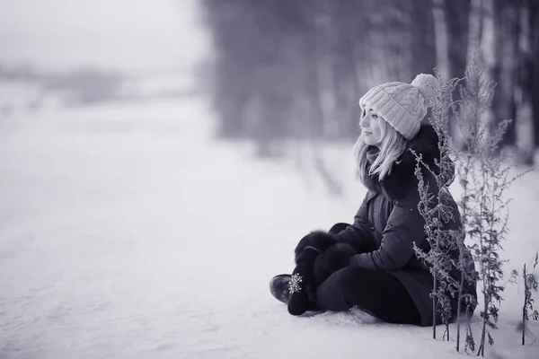 Jonge vrouw op de winter — Stockfoto