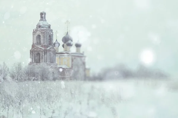 Kirche im verschneiten Dorf — Stockfoto
