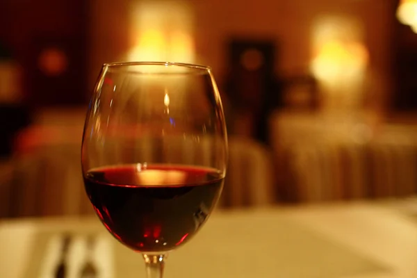 Serwujemy kieliszek czerwonego wina — Zdjęcie stockowe