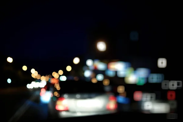 Tráfico nocturno en la ciudad — Foto de Stock