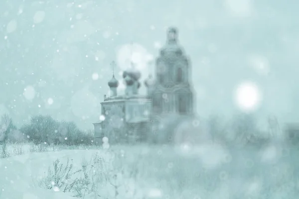 Kostel v zasněžené vesnice — Stock fotografie