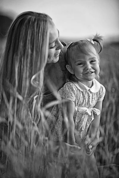 Mãe e filhinha no campo — Fotografia de Stock