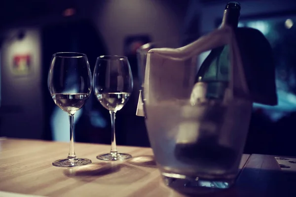テーブルの上のワイングラスと夕食 — ストック写真