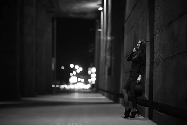 Młoda dziewczyna, chodzenie w mieście — Zdjęcie stockowe
