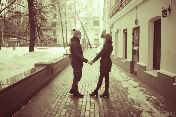 Joven pareja caminando en la ciudad —  Fotos de Stock
