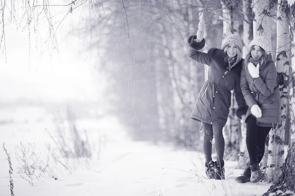 Γυναίκες που διασκεδάζουν το χειμώνα — Φωτογραφία Αρχείου