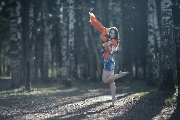 Jeune fille dans la forêt de printemps — Photo