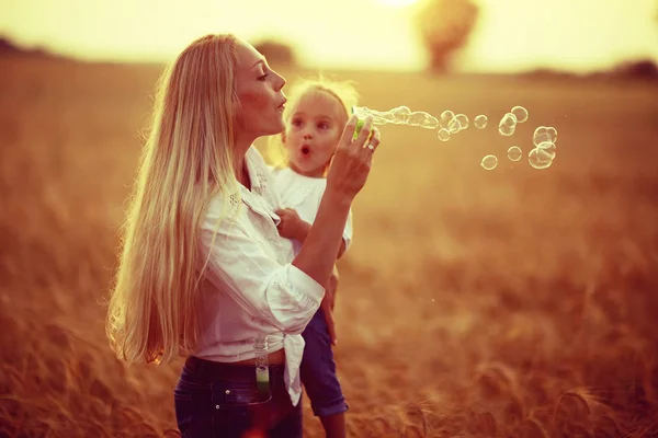 Mother and daughter in field — Stock Photo, Image