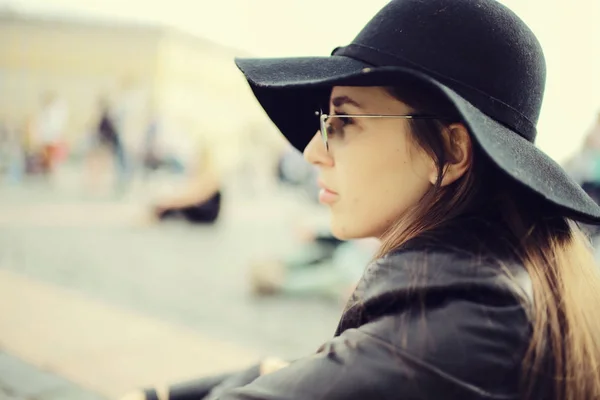 Bruna donna in cappello — Foto Stock