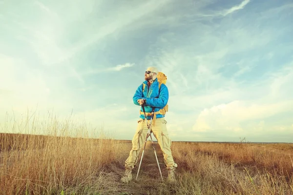 Homme voyageur dans la faune à l'automne — Photo