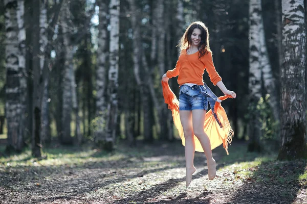 Mladá dívka v lese na jaře — Stock fotografie
