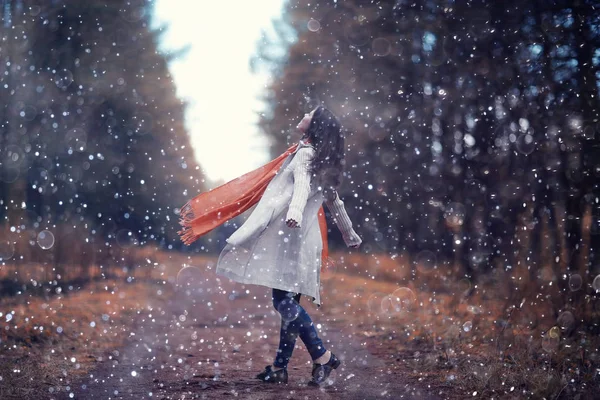 Genç kadında sonbahar park — Stok fotoğraf