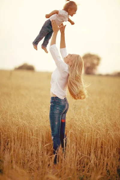 Mother hugging daughter in field — Stock Photo, Image